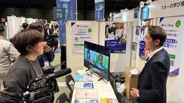 展示会ブースでの取材の様子